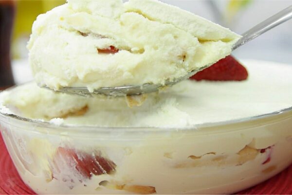 Pavê de morango com Leite Ninho uma sobremesa deliciosa simples e prática de fazer