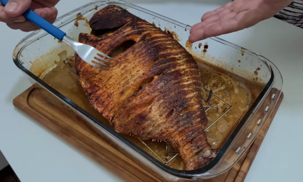 Peixe assado inteiro delicioso e muito fácil de fazer uma ótima receita para a sexta-feira santa