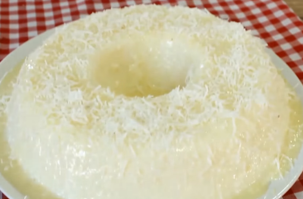 Pudim de coco que não vai ao forno é só bater os ingredientes no liquidificador e levar para gelar