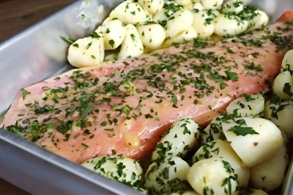 Salmão assado com batata com um tempero bem especial vai conquistar todo mundo na sua casa