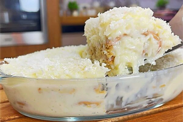 Sobremesa de coco que não vai ao fogo é só misturar os ingredientes do creme e intercalar com biscoito