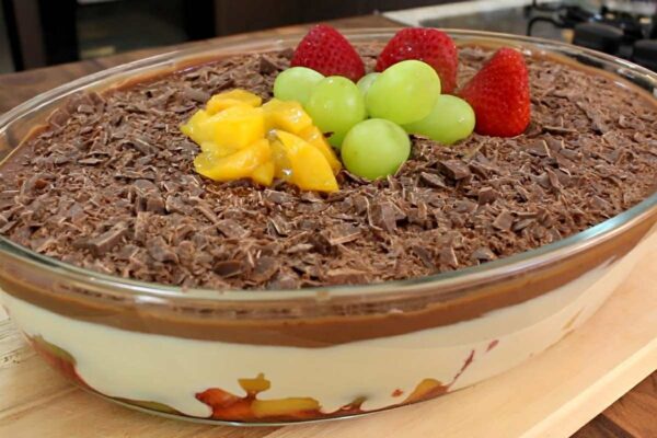 Sobremesa de frutas com cobertura de ganache perfeita para a sobremesa