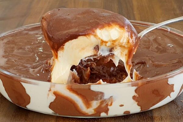 Sobremesa simples de chocolate na travessa para deixar seus convidados com água na boca