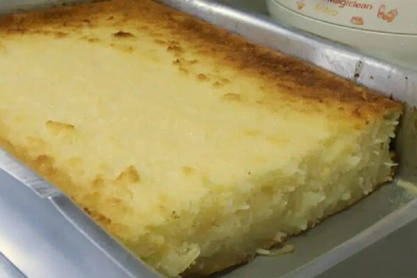 Tão fácil que é só bater os ingredientes e levar ao forno esse bolo de aipim cremoso maravilhoso