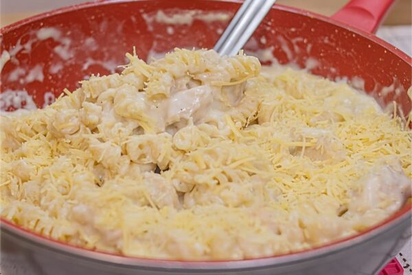 Toda semana faço essa receita de macarrão com frango ao molho branco e meus filhos adoram
