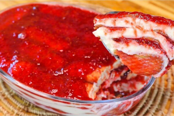 Vai acabar tudo no mesmo dia essa sobremesa econômica de morango