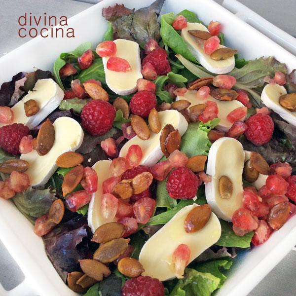ensalada de queso y frutos rojos ensalada de queso y frutos rojos