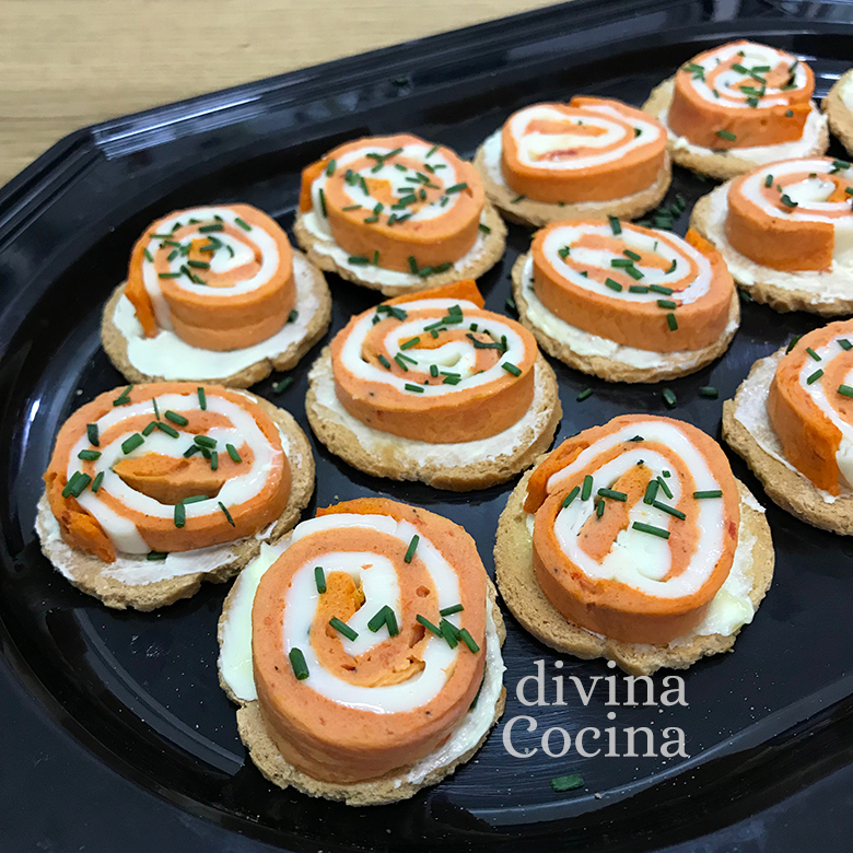 Canapés de queso y pimientos rojos Canapés de queso y pimientos rojos