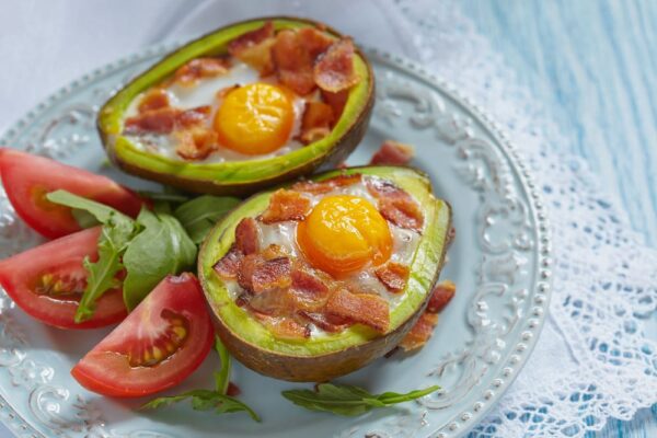 Aguacates rellenos de huevo y bacon