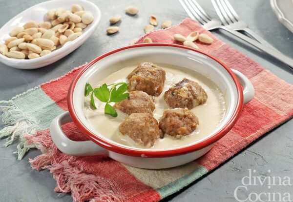 Albóndigas en salsa de almendras