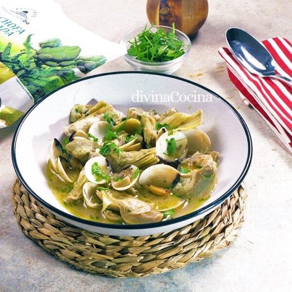 Alcachofas con almejas en salsa verde