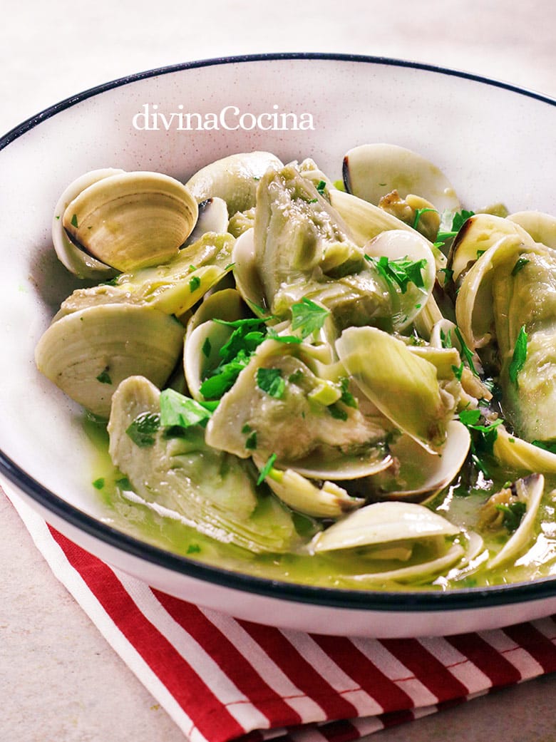 alcachofas con almejas