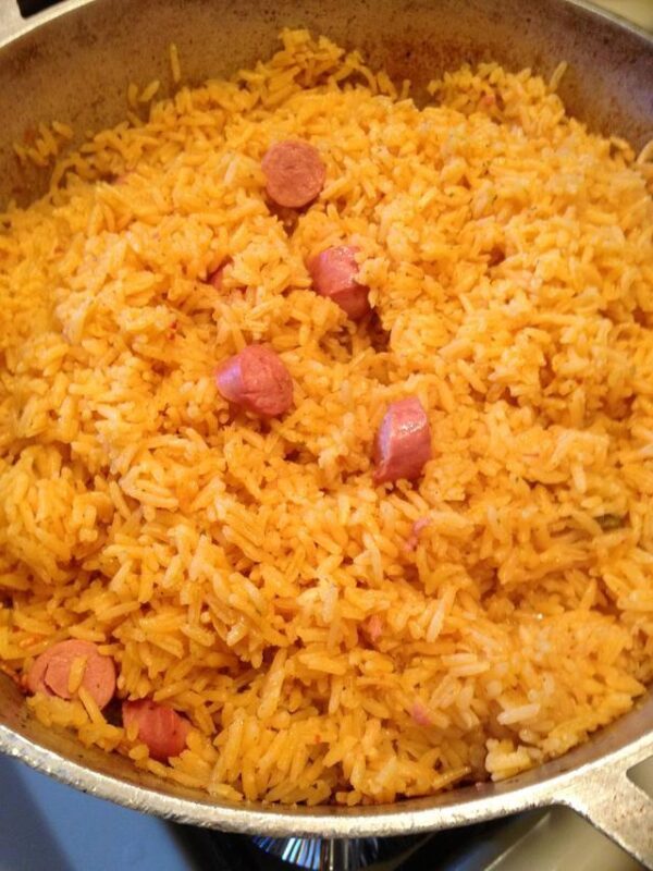 Arroz amarillo con salchichas estilo español