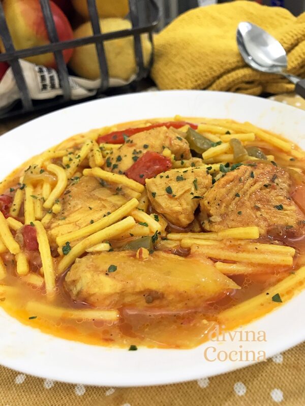 Atún con fideos a la marinera