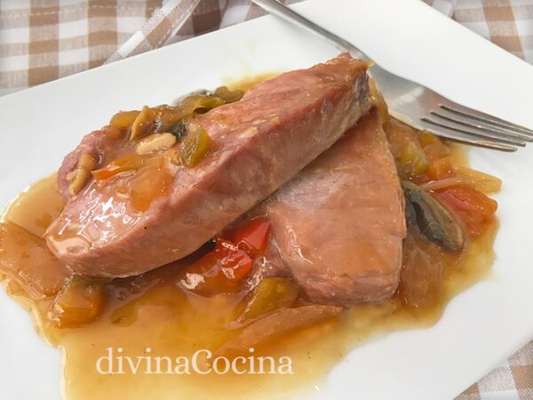 Atún en salsa con verduras