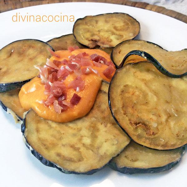 Berenjenas con salmorejo y jamón