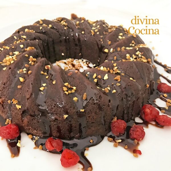 Bizcocho de chocolate fácil en el microondas