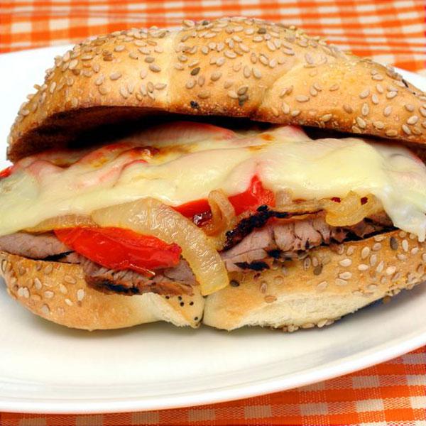 Bocadillo caliente de carne y queso