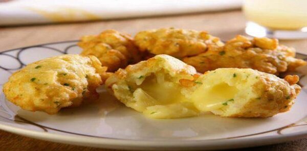 Bolinho de arroz com queijo