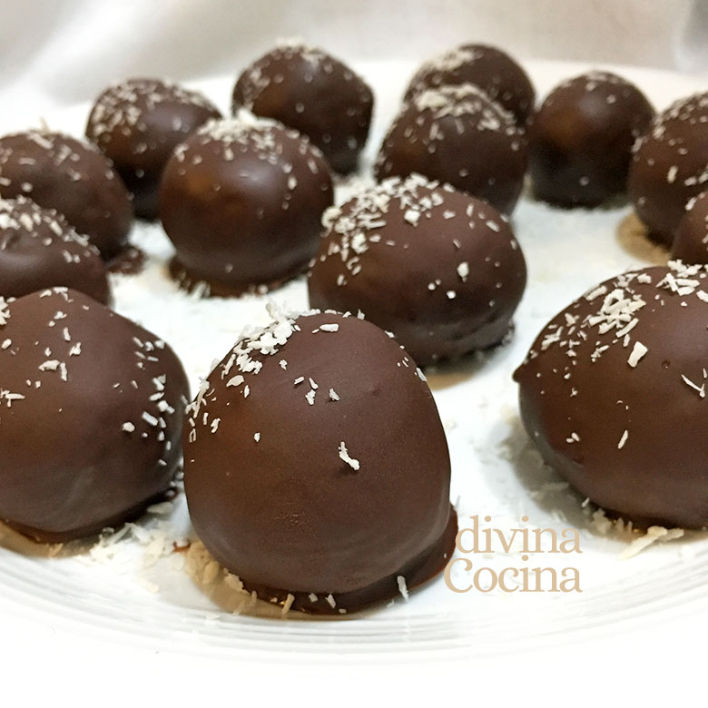 bolitas de coco y chocolate bolitas de coco y chocolate