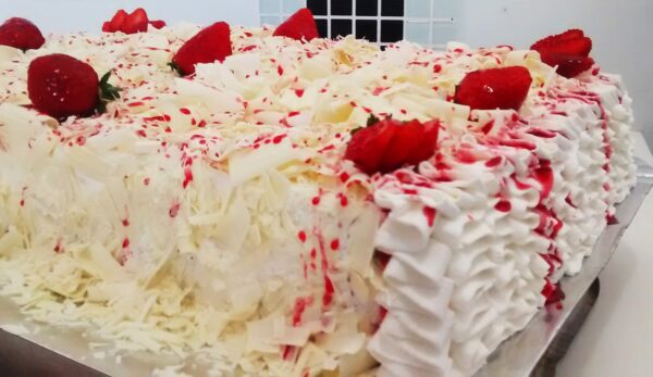 Bolo Branco com Recheio Creme Belga e Morangos e Mousse de Morangos