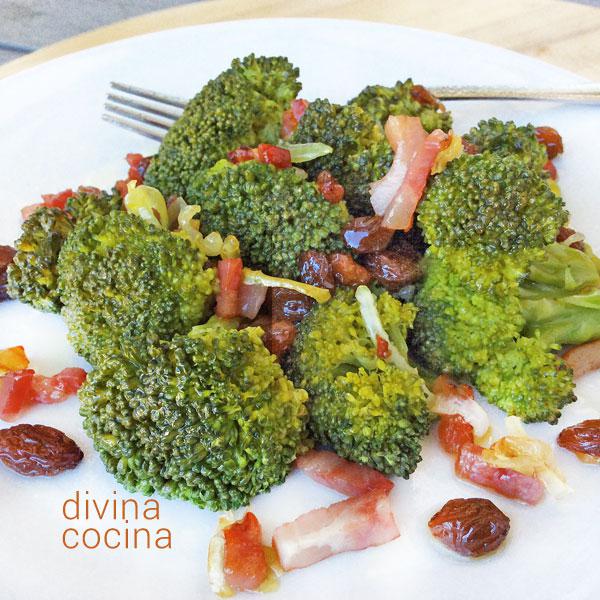 Brócoli con bacon y pasas
