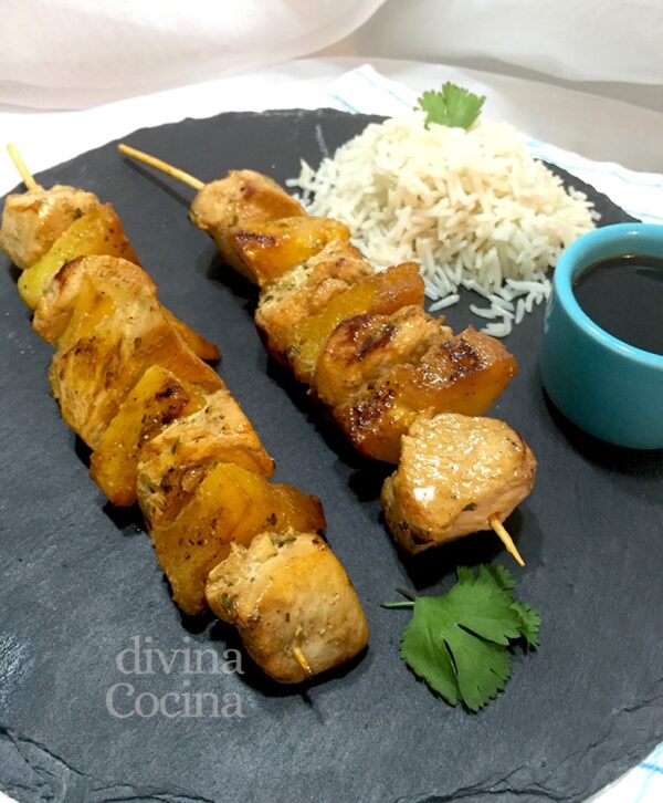 Brochetas de pollo y piña marinadas