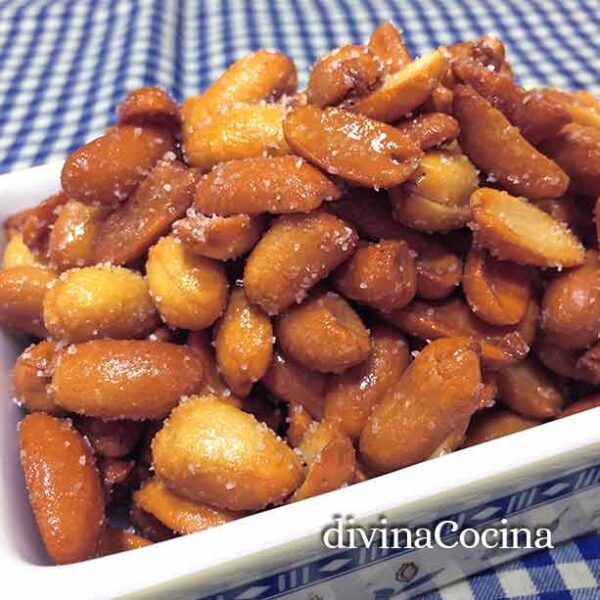 Cacahuetes fritos con miel salados
