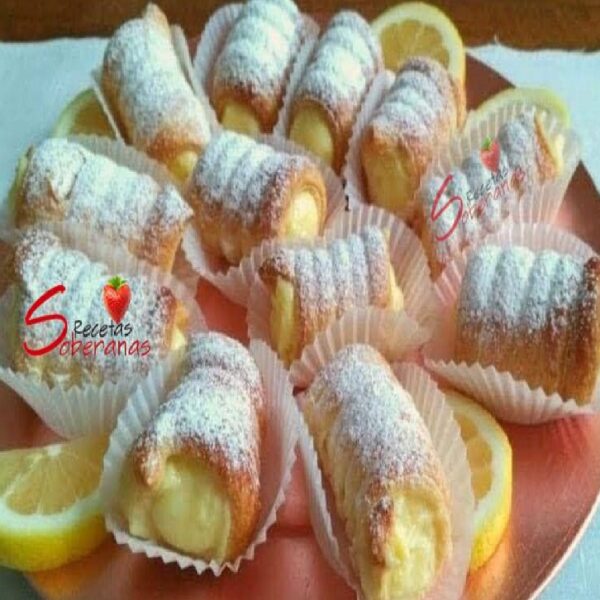 Canutillos rellenos de crema pastelera, hacen fila en la panadería de mi madrina… Ver más