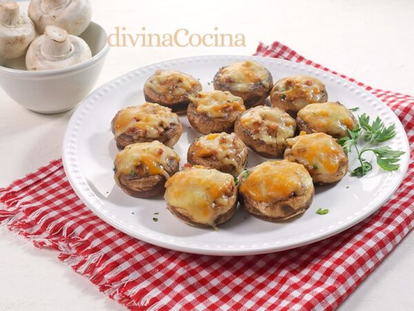 Champiñones rellenos de jamón y queso