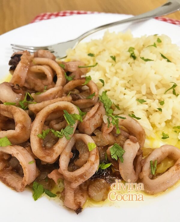 Chipirones o calamares encebollados