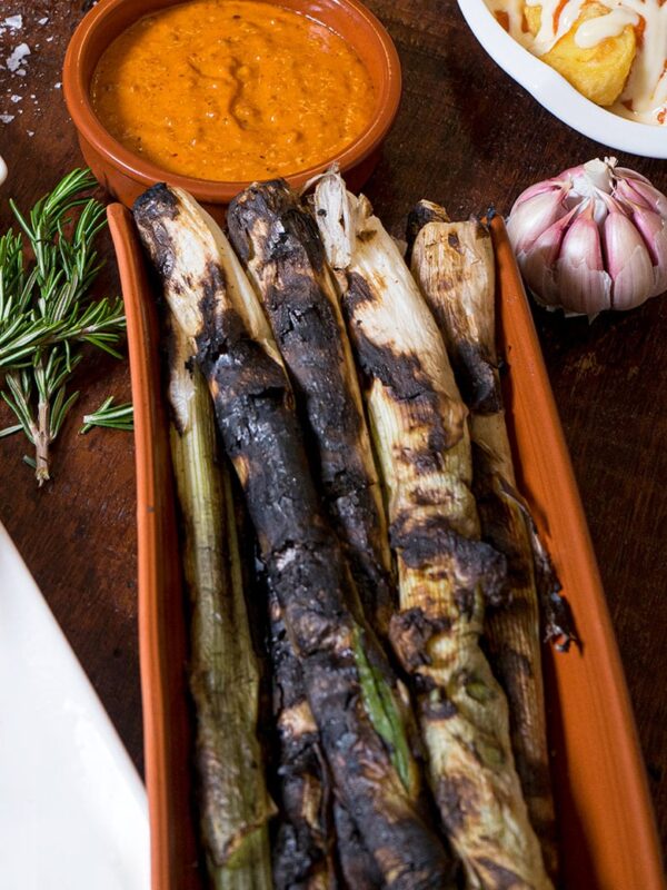 Cómo cocinar calçots y servirlos con romesco