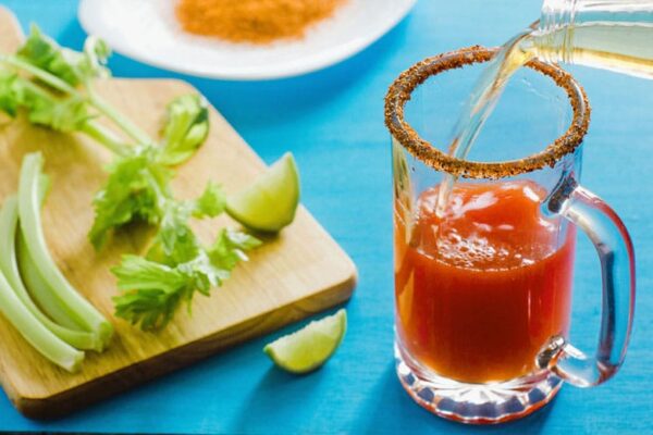 Cómo preparar la Michelada, el cóctel de moda