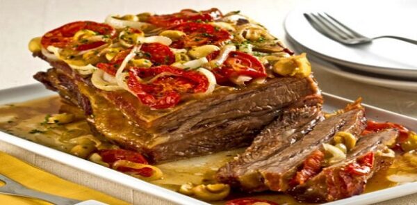 Costela desossada assada com tomate, cebola e cogumelo