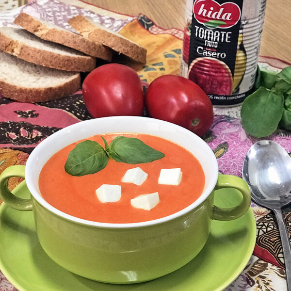 Crema templada de tomate, queso fresco y albahaca