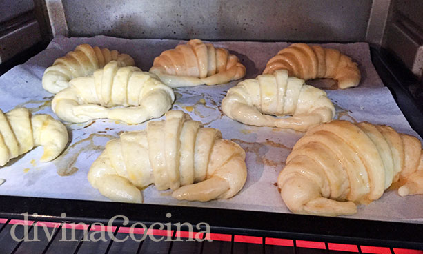 croissants de brioche en el horno