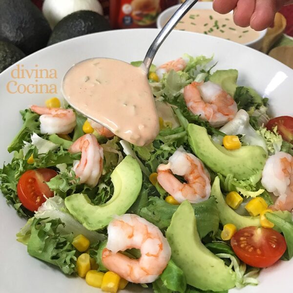 Ensalada de aguacate y gambas con salsa mil islas