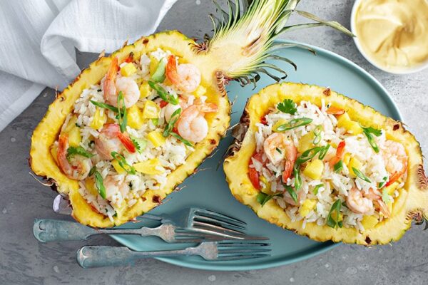 Ensalada de arroz con piña y gambas