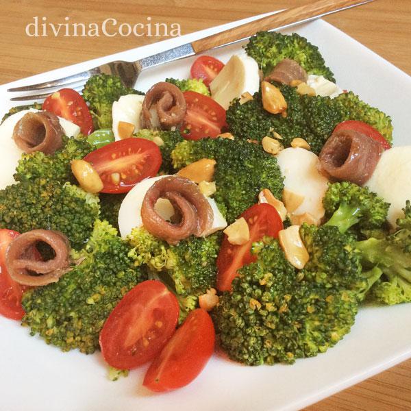 ensalada de brócoli con anchoas y queso
