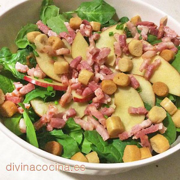 Ensalada de espinacas, manzana y bacón