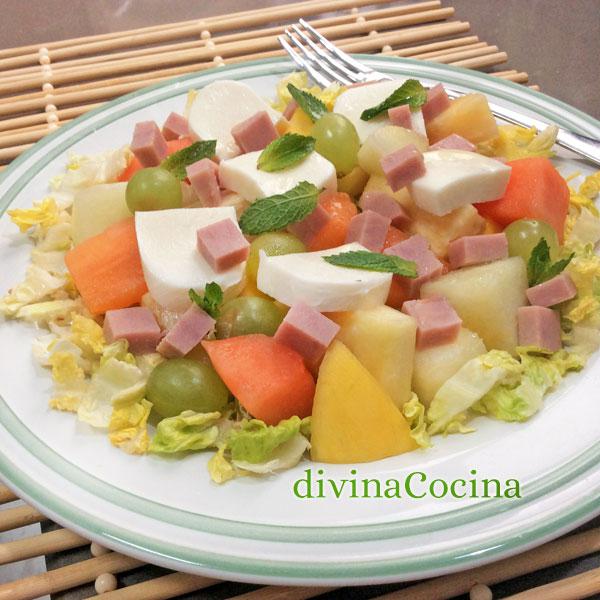 Ensalada de fruta con mozzarella y jamón