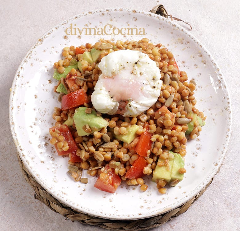 Ensalada de lentejas con huevo escalfado