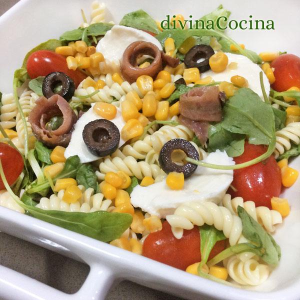Ensalada de pasta, rúcula y anchoas