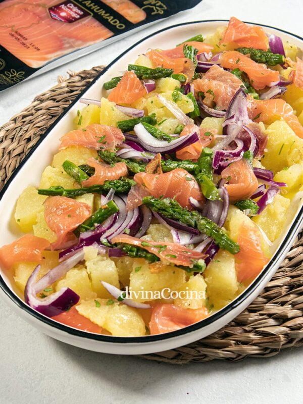 Ensalada de patatas con salmón y espárragos
