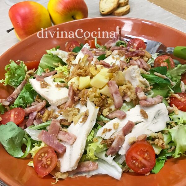Ensalada de pollo, bacon y manzana