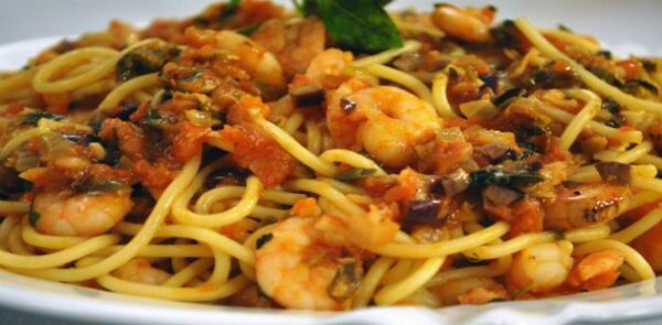 Espaguete com camarão ao molho de tomate
