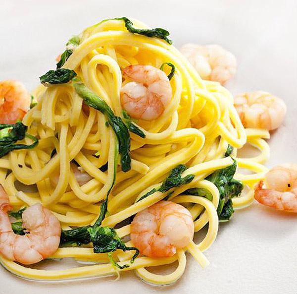 Espagueti con gambas y espinacas