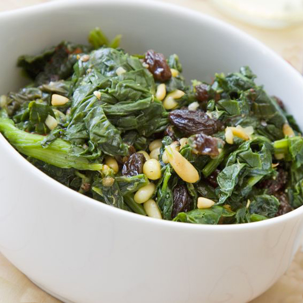 espinacas con pasas y piñones