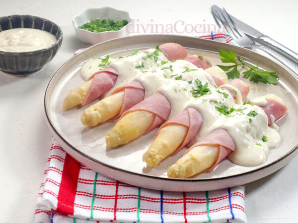 Espárragos con jamón y salsa de queso