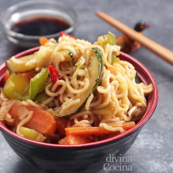 Fideos chinos (noodles) salteados con verduras
